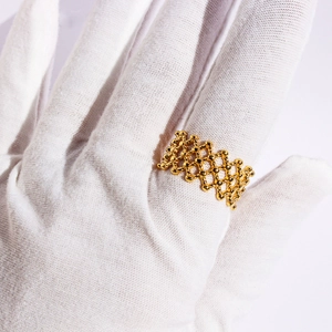 Anello dorato traforato con motivo a rombi a maglia e texture con perline