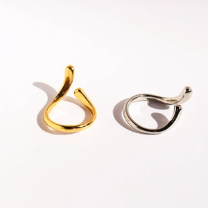 Set di anelli aperti minimalisti in finitura oro e argento lucido dal design fluido