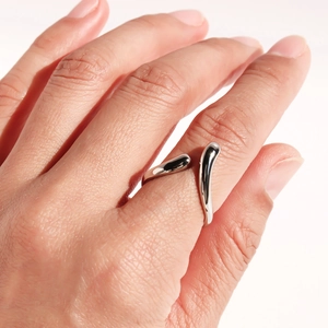 Anello aperto in argento minimalista con design fluido a goccia e finitura lucida