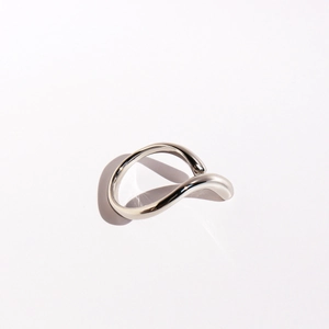 Anello aperto in argento minimalista con design irregolare e finitura a specchio