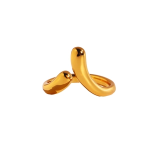 Anello dorato minimalista con design scultoreo in metallo liquido e finitura lucida