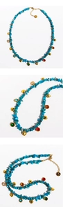Detailansicht der blauen Steinhalskette mit goldenen Herzen und bunten Zirkonia-Anhängern