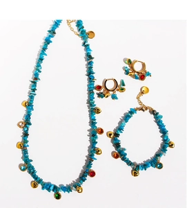 Detailansicht eines Boho-Schmucksets mit Türkisperlen und bunten Herzanhängern im Set
