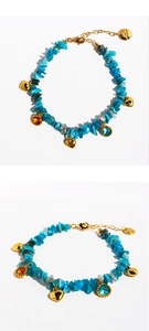 Makro-Detail des blauen Naturstein-Armbands mit goldenen Herzanhängern und Zirkon-Anhängern