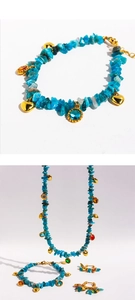 Detail von Schmuckset mit blauen Natursteinen, Herzanhängern und bunten Perlenanhängern