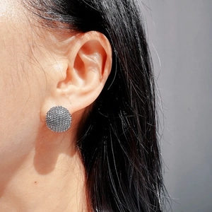 Gros plan de boucles d'oreilles boules argentées avec micro-diamants pavés scintillants