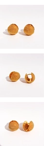 Détail de boucles d'oreilles boules dorées à texture tressée avec fermoir à charnière sûr