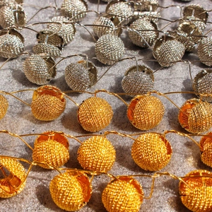 Boucles d'oreilles boules en maille dorée et argentée au design géométrique chic
