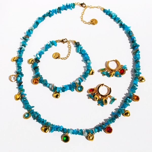 Böhmisches Schmuckset mit blauen Natursteinperlen und bunten Zirkon-Herzanhängern