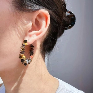 Böhmische Tigerauge-Perlenohrringe mit natürlichen, unregelmäßigen Edelsteinsplittern