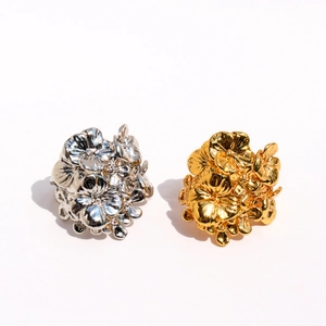 Anello largo floreale elegante in argento e oro con un design a fiori cavi stratificati
