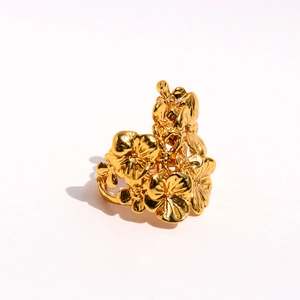 Elegante anello a grappolo di fiori dorati con dettagliate trame floreali traforate