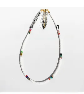 Detailaufnahme der handgefertigten Muschelkette mit vergoldetem Messing und Zirkonia