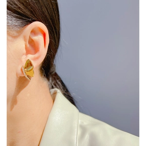 Elegante 3D Gold Schmetterling Ohrstecker mit Zirkonia-Inlay am Ohr eines Models