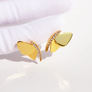 Elegante 3D-Ohrstecker in Schmetterlingsform, Gold mit funkelnden Zirkonia-Steinen besetzt