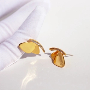 Elegante goldene 3D-Schmetterling-Ohrringe mit Zirkonia-Steinen auf weißem Handschuh