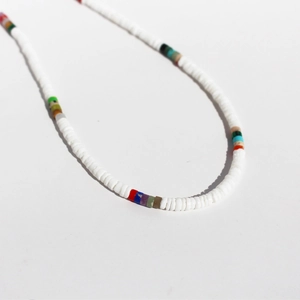 Handgefertigte Boho-Halskette mit bunten Heishi-Muschelperlen für den Strandlook