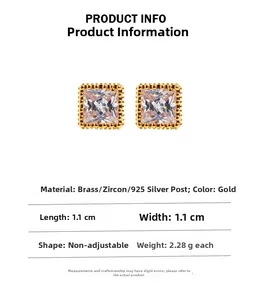Vue détaillée des boucles d'oreilles carrées en zircone avec plaqué or et tiges en argent