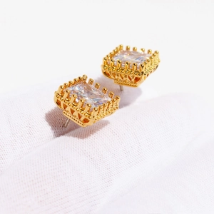 Boucles d'oreilles carrées en zircon doré avec sertissage couronne ajouré de luxe