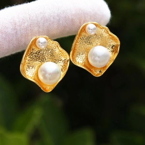 Orecchini martellati dorati irregolari con doppie perle in stile geometrico