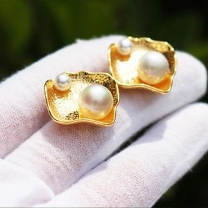 Orecchini a perno irregolari in oro con texture a conchiglia e doppie perle lucide da donna