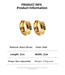 Détail des créoles dorées de 2 cm avec zircons colorés et dimensions précises
