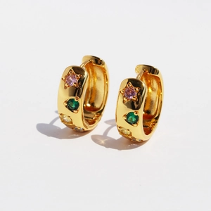 Boucles d'oreilles créoles dorées avec zircons de couleur rose et vert