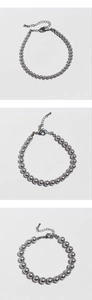 Dettaglio del bracciale di perle grigio scuro con chiusura a moschettone in argento