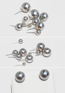 Dettaglio di varie dimensioni di orecchini di perle grigio argento con perni in S925