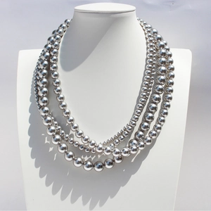 Collana di perle a tre strati grigio argento con perle lucide dall'effetto sfumato