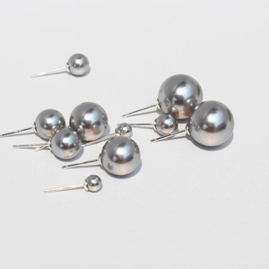 Eleganti orecchini a perno con perla grigia in argento S925 con lucentezza metallica