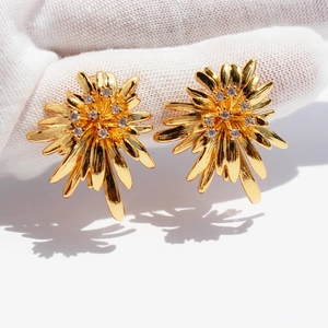 Elegant gold flower stud earrings with shimmering zircon center for a vintage retro look