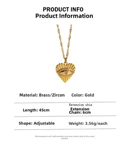 Détail du pendentif cœur doré avec œil maléfique et chaîne ajustable en laiton durable