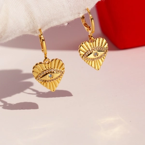 Boucles d'oreilles cœur dorées avec œil de démon bleu et accents en zircone blanc