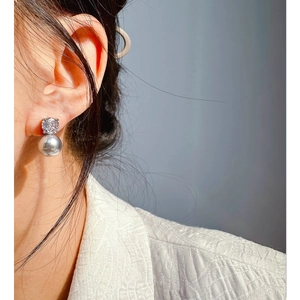 Elegant S925 silver stud earrings with a grey round pearl and a sparkling clear zircon stone