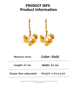 Dettaglio orecchini a foglia di ginkgo dorati con dimensioni 4,1cm x 2,1cm e peso netto