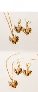 Dettaglio del set collana e orecchini a foglia di ginkgo in ottone dorato