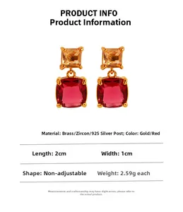 Vue détaillée des boucles d'oreilles vintage avec pierre bordeaux et zircons dorés