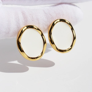 Retro gouden ovale oorbellen met wit emaille inleg voor een minimalistische vintage stijl