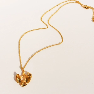 Collana con ciondolo a foglia di ginkgo oro con tre foglie testurizzate e catena sottile
