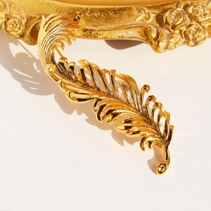 Luxury gold-plated feather brooch with 3D texture for autumn coats and sweaters