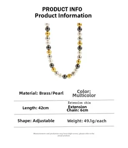 Dettagli collana di perle multicolore con materiale in ottone e lunghezza di 42 cm.