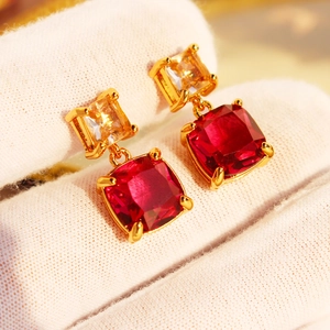 Boucles d'oreilles vintage avec pierre rouge vin et zircon champagne sur métal doré