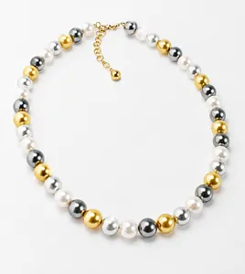 Dettaglio della collana di perle multicolori in ottone dorato con pietre di zircone
