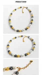 Dettaglio della collana di perle multicolore con chiusura dorata e ciondolo logo