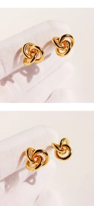 Details von ineinandergreifenden goldenen Dreifach-Creolen mit poliertem Finish