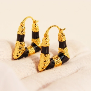 Boucles d'oreilles trapèze vintage avec texture dorée martelée et émail noir