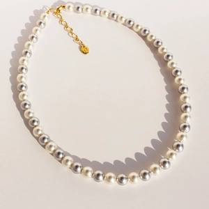 Collier vintage français avec perles rondes blanches et grises et fermoir doré réglable
