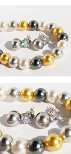 Dettaglio del set di orecchini e collana di perle colorate con accenti in zircone