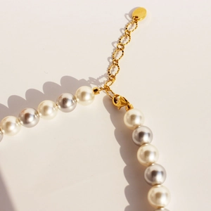 Collier de perles vintage français avec perles blanches et grises et fermoir doré